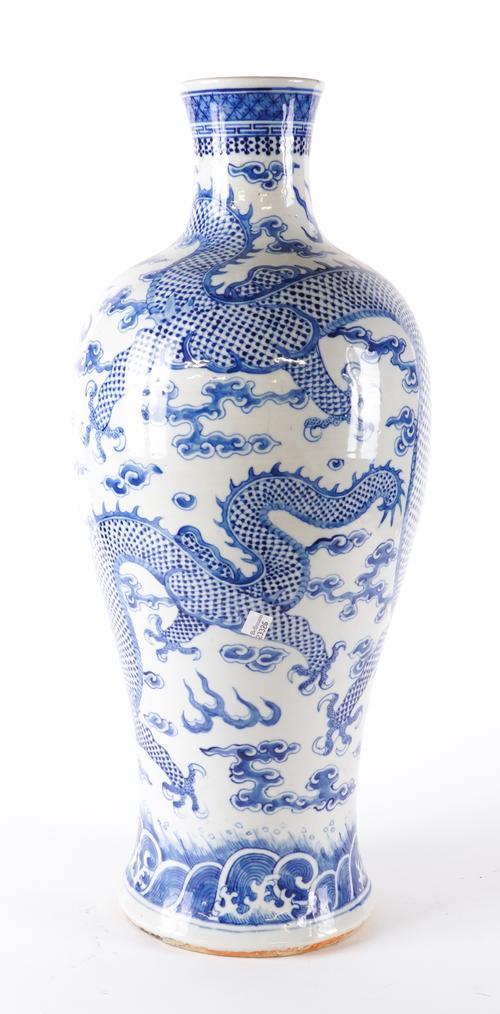 A TALL CHINESE BLUE AND WHITE SLENDER BALUSTER VASE