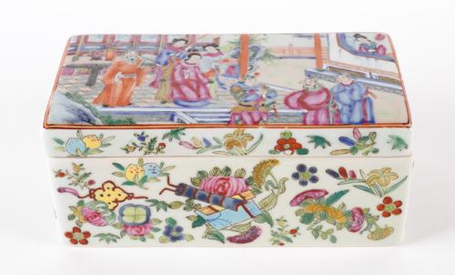 A CHINESE FAMILLE-ROSE RECTANGULAR PEN BOX AND COVER (2)