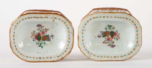 A PAIR OF CHINESE FAMILLE-ROSE OCTAGONAL TRENCHER SALTS (2)