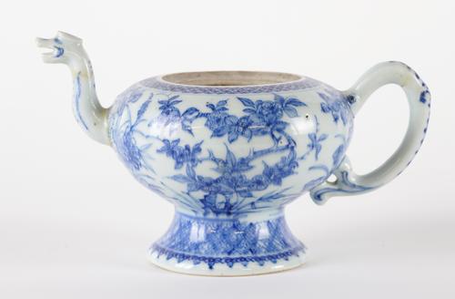 AN UNUSUAL CHINESE BLUE AND WHITE TEAPOT