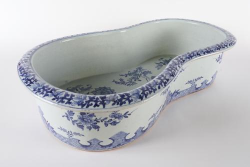 A CHINESE EXPORT BLUE AND WHITE BIDET