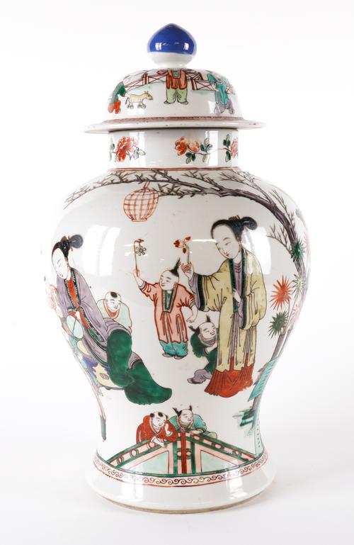 A CHINESE FAMILLE VERTE BALUSTER VASE AND COVER (2)