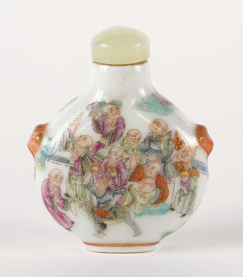 A CHINESE FAMILLE-ROSE SNUFF BOTTLE