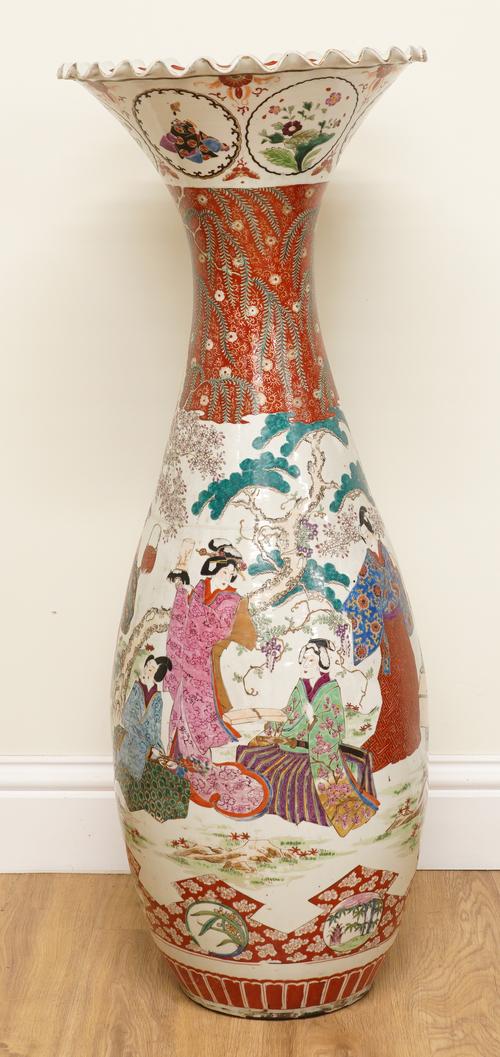 A LARGE JAPANESE IMARI FLOOR VASE