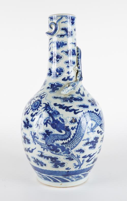 A TALL CHINESE BLUE AND WHITE BOTTLE-SHAPED VASE