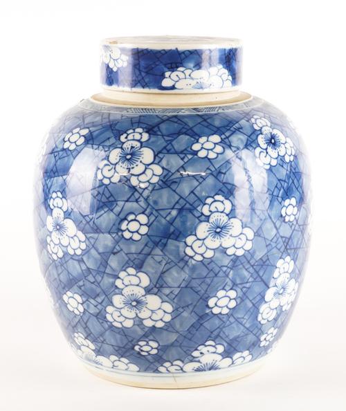 A CHINESE BLUE AND WHITE GINGER JAR AND A COVER (2)