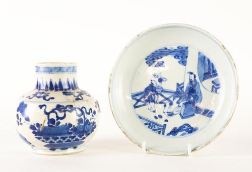 A SMALL CHINESE BLUE AND WHITE PLATE AND A VASE (2)
