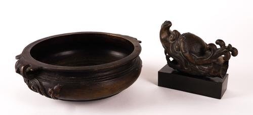 AN INDIAN CAST BRONZE RITUAL COOKING VESSEL (URLI)