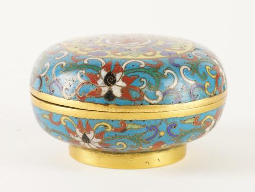 A SMALL CHINESE CLOISONNE CIRCULAR BOX AND COVER (2)