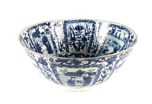 A LARGE CHINESE KRAAK PORCELAIN BLUE AND WHITE DEEP BOWL