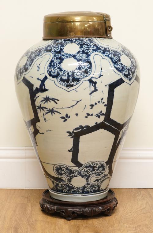 A LARGE ARITA BLUE AND WHITE JAR WITH LATER BRASS HINGED COVER