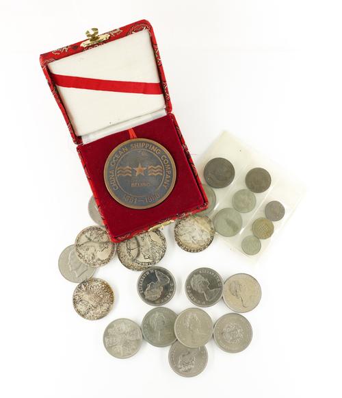 A COLLECTION OF BRITISH AND FOREIGN COINS AND MEDALLIONS (QTY)