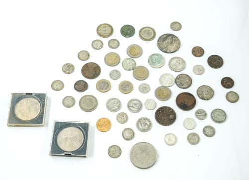 A GEORGE V SOVEREIGN AND FURTHER BRITISH AND FOREIGN COINS  (QTY)