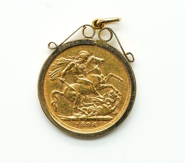 A VICTORIA OLD HEAD SOVEREIGN IN A 9CT GOLD PENDANT MOUNT