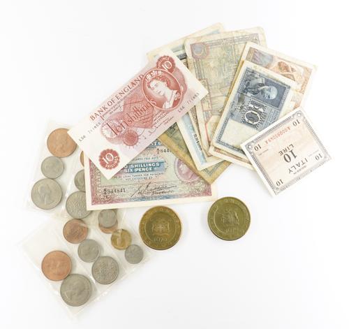 A COLLECTION OF AMERICAN, FOREIGN AND BRITISH COINS AND BANKNOTES (QTY)