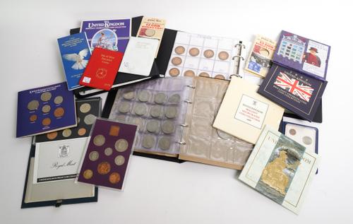 A COLLECTION OF BRITISH AND FOREIGN COINS (QTY)