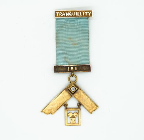 A GOLD AND DIAMOND SET MASONIC JEWEL