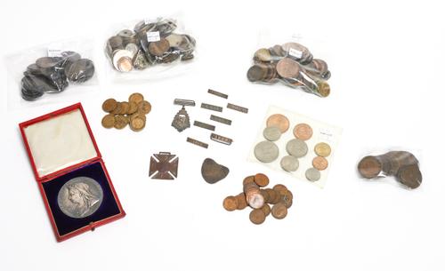 A COLLECTION OF BRITISH AND FOREIGN COINS AND FURTHER ITEMS (QTY)
