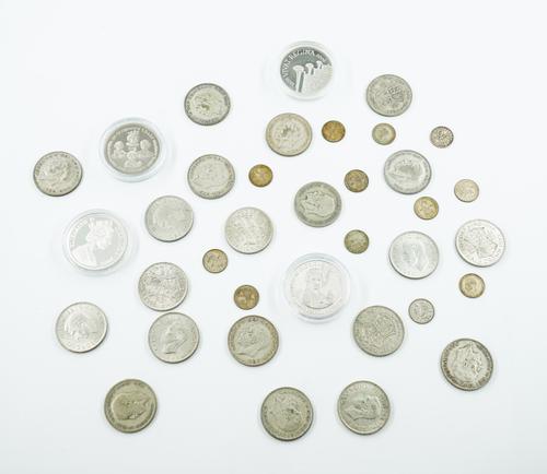 A GROUP OF MOSTLY BRITISH COINS (QTY)