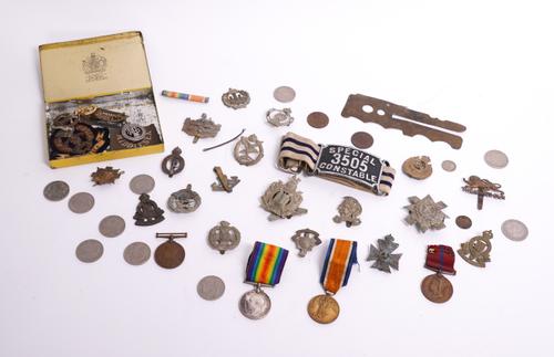 A COLLECTION OF MEDALS, INSIGNIA, CAP BADGES, PHOTOGRAPHS AND FURTHER ITEMS (QTY)
