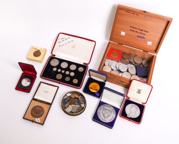 A COLLECTION OF BRITISH AND FOREIGN COINS AND MEDALLIONS (QTY)