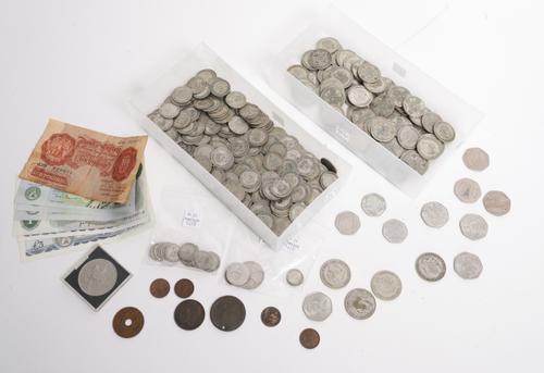 A COLLECTION OF BRITISH COINS AND BANKNOTES (QTY)