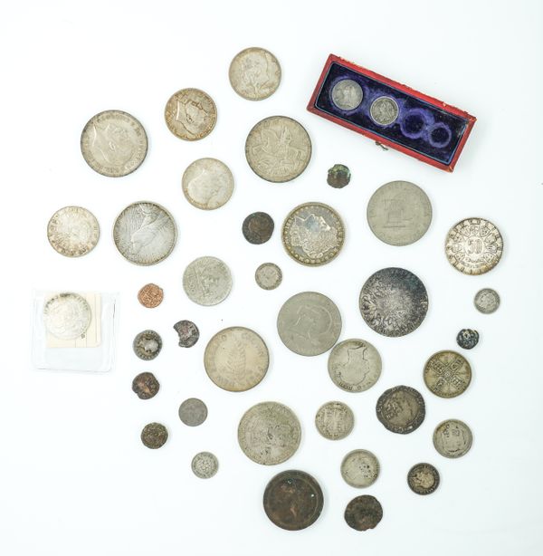 A GROUP OF BRITISH AND FOREIGN COINS (QTY)