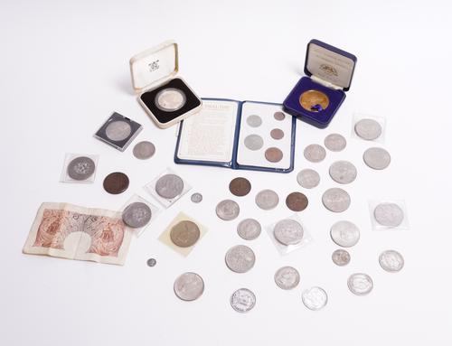 A GROUP OF BRITISH COINS AND A FEW FURTHER ITEMS (QTY)