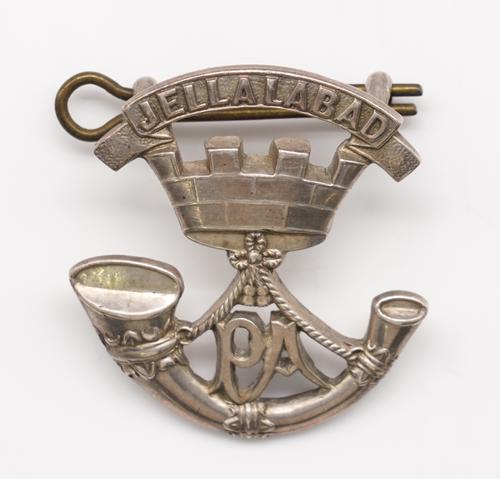 AN OFFICER'S SILVER CAP BADGE