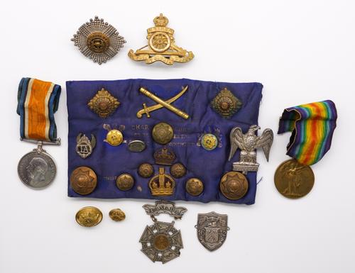 A GROUP OF MILITARIA AND MEDALS (QTY)
