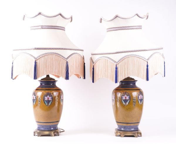 A PAIR OF CERAMIC BEIGE AND BLUE BALUSTER VASE TABLE LAMPS (2)