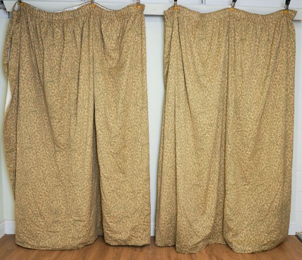 A PAIR OF WILLIAM MORRIS GREEN AND BEIGE OAK LEAF PATTERN CURTAINS (2)