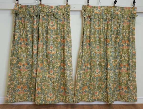 A SET OF WILLIAM MORRIS STYLE BLUE AND GREEN SLUB LINEN CURTAINS (8)