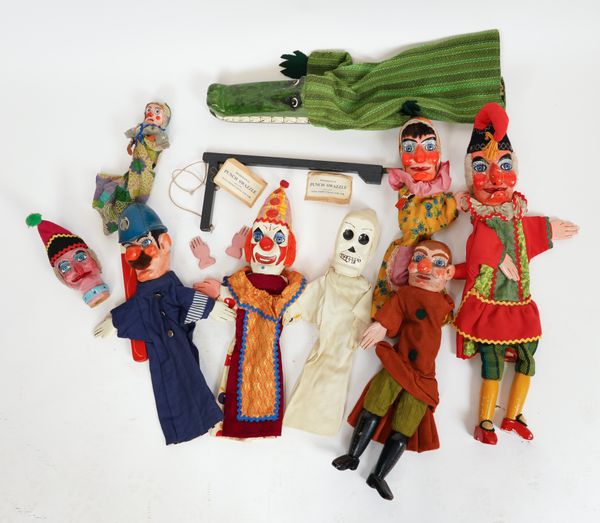 ROBERT 'BOB' WADE: A SET OF PUNCH AND JUDY PUPPETS AND PROPS (15)