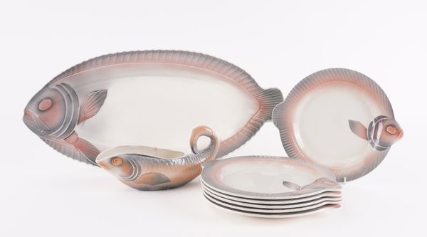 DIGOIN, FRANCE: A SARREGUEMINES FISH SERVING SET (8)