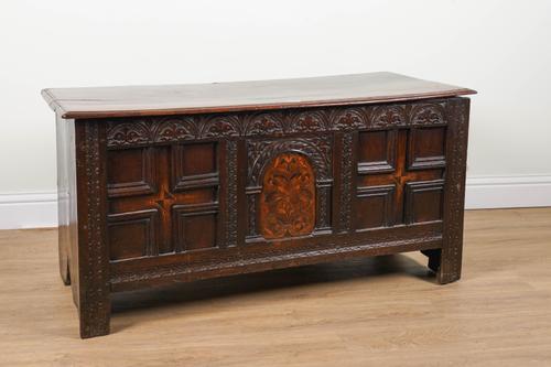 A 17TH CENTURY OAK COFFER