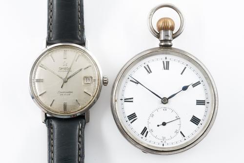 AN OMEGA GENTLEMAN'S WRISTWATCH AND A SILVER POCKET WATCH (2)