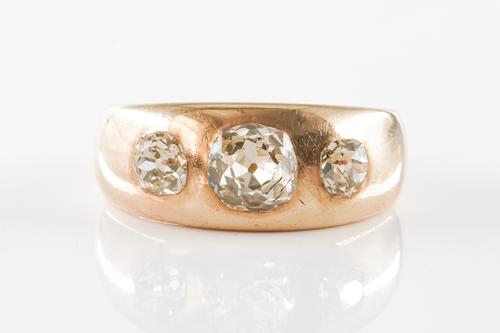 AN ANTIQUE DIAMOND GYPSY RING