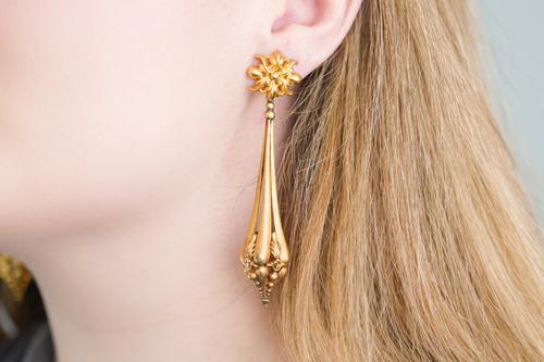 A PAIR OF GOLD DROP SHAPED EARRINGS