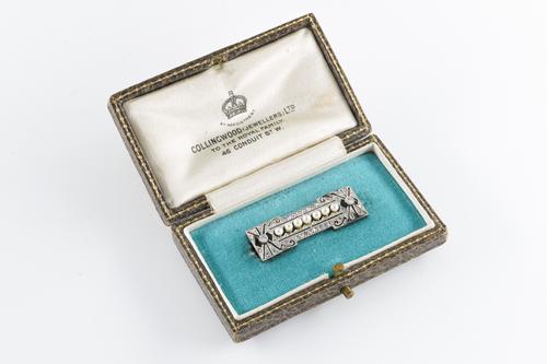 AN EARLY 20TH CENTURY DIAMOND AND SEED PEARL BROOCH