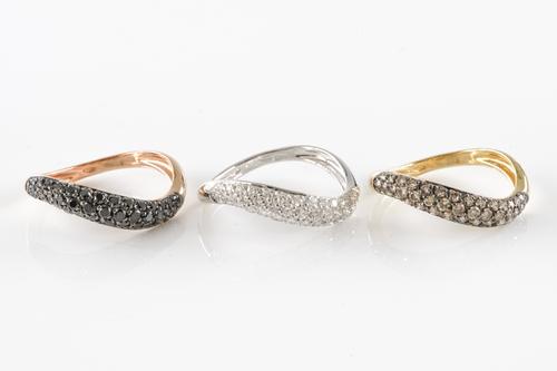 A TRI-COLOUR STACKER RING WITH THREE DIAMOND SET BANDS