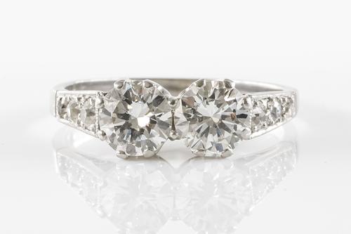 A MID 20TH CENTURY DOUBLE DIAMOND RING