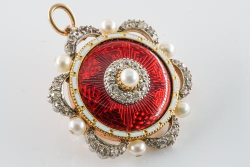 AN EARLY 20TH CENTURY DIAMOND, PEARL AND ENAMEL PENDANT/LOCKET