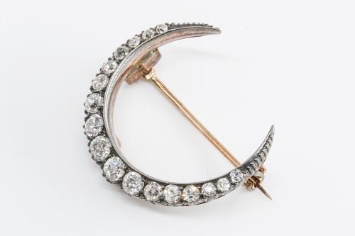 A VICTORIAN DIAMOND CRESCENT BROOCH