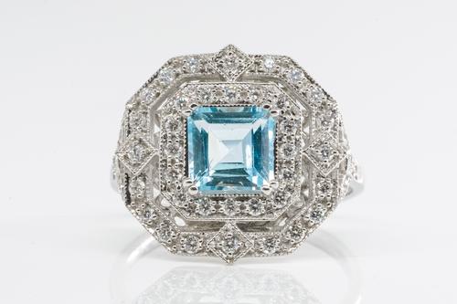 AN AQUAMARINE AND DIAMOND RING