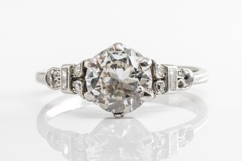 AN ART DECO DIAMOND RING