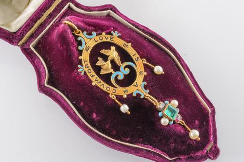 A VICTORIAN GEM SET LOVE BIRDS PENDANT