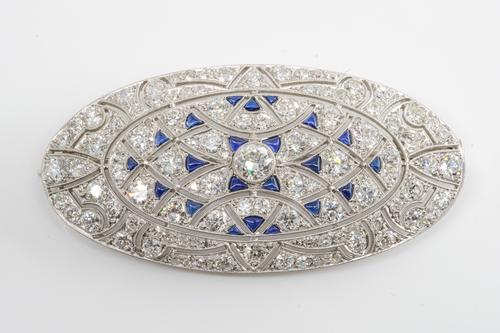 AN ART DECO SAPPHIRE AND DIAMOND PENDANT/BROOCH