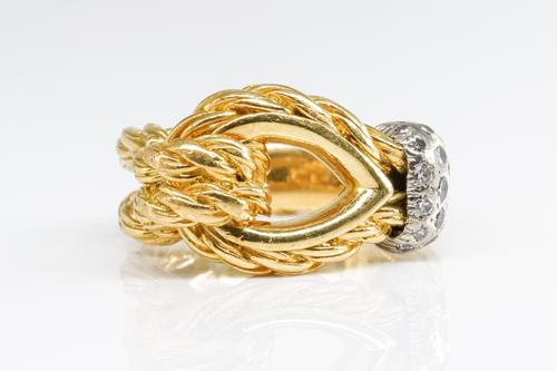 A KUTCHINKSY DIAMOND SET RING