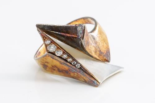 AN ABSTRACT DIAMOND AND MOTHER-OF-PEARL RING